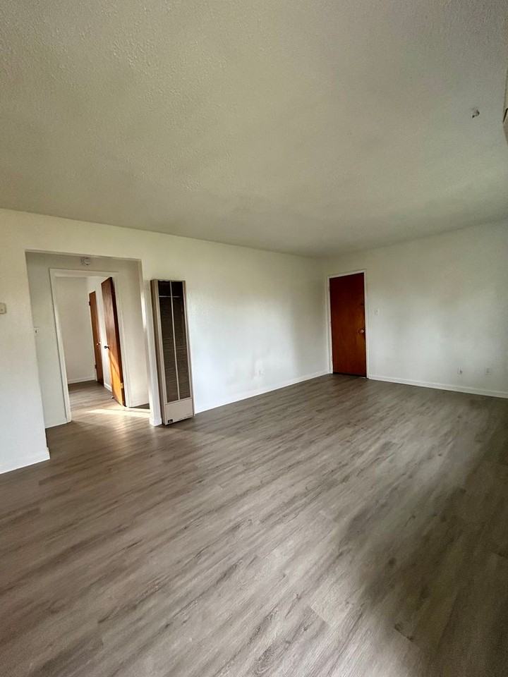 2419 Mariposa Ave - Photo 2 of 16