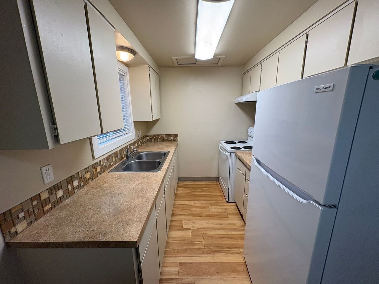 360 Se Railroad St #2 - Photo 4 of 8