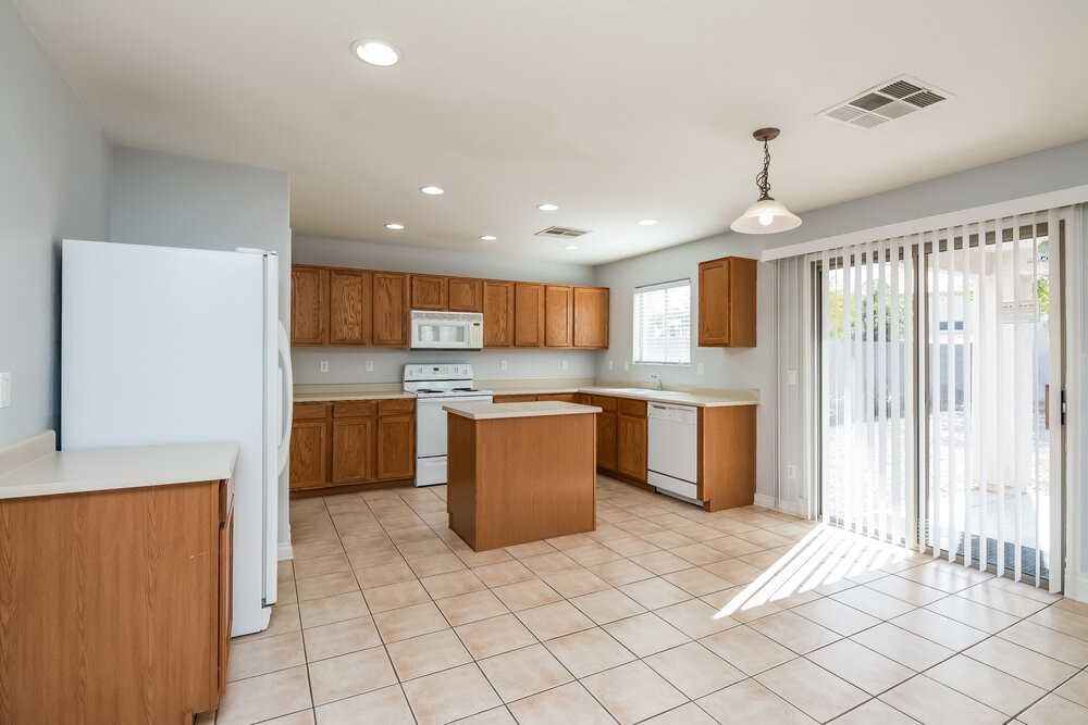 16809 W Central St - Photo 5 of 15