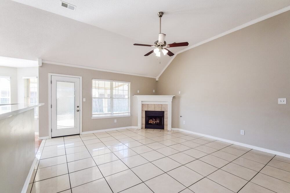 4283 Ravenwood Park W - Photo 5 of 17