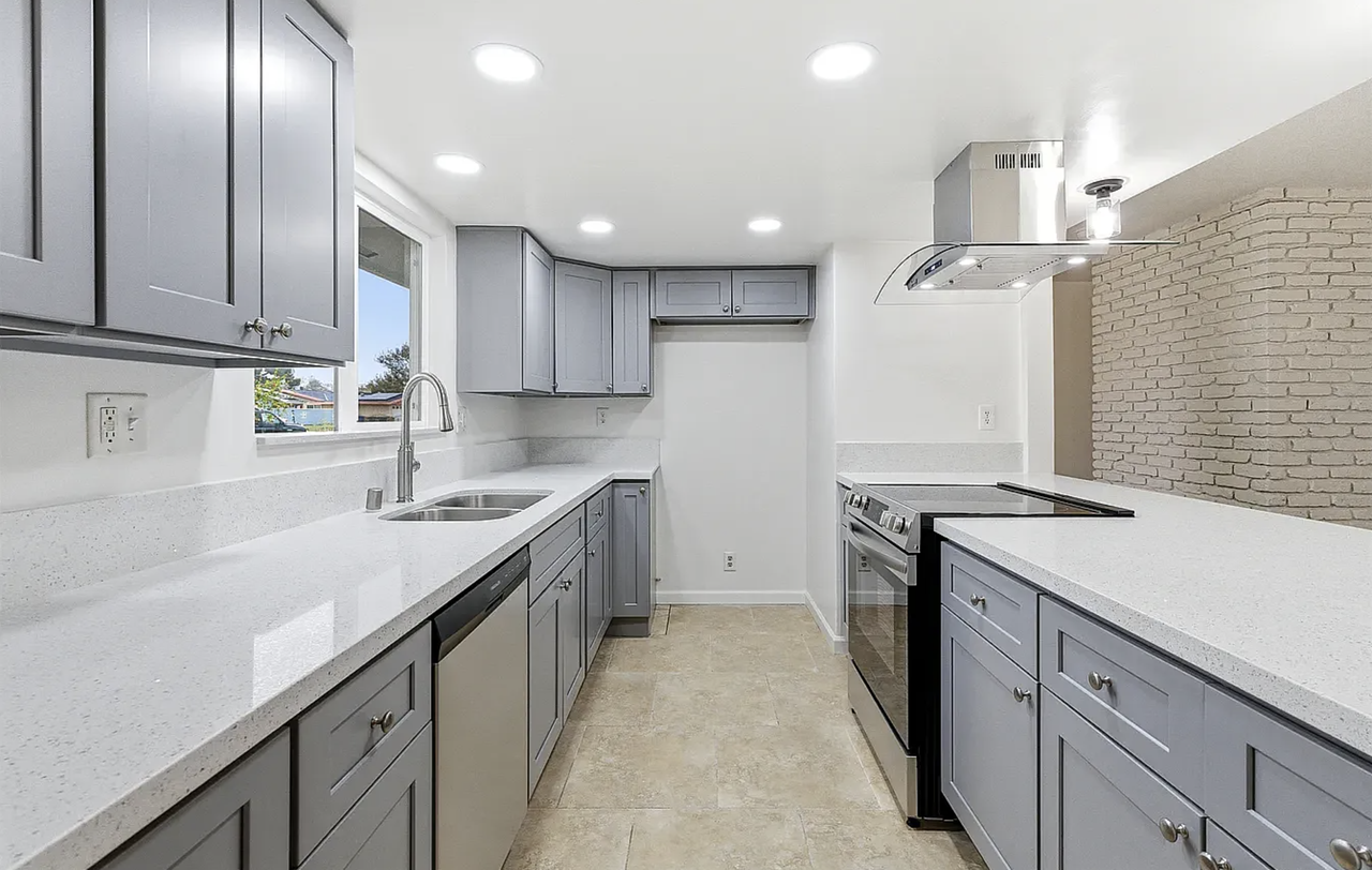 179 W Hazelwood Dr #1 - Photo 3 of 18