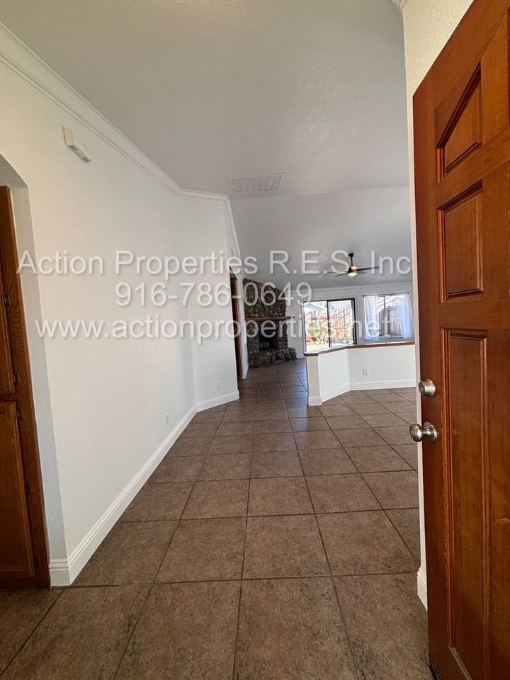 1310 Pilgrims Dr - Photo 3 of 46