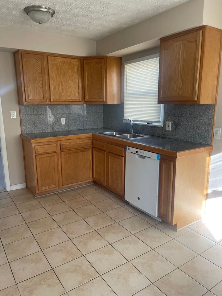 20751 Bowling Green Rd - Photo 3 of 11