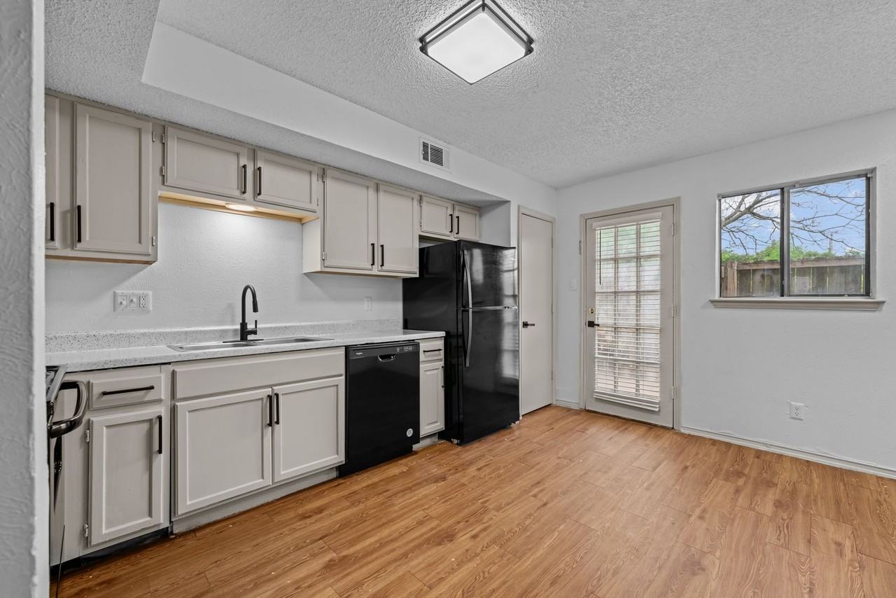 Little Creek Apartments – Your Ideal Home in Cedar Hill, TX! - Photo 4 of 22