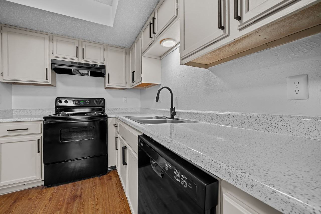 Little Creek Apartments – Your Ideal Home in Cedar Hill, TX! - Photo 5 of 22