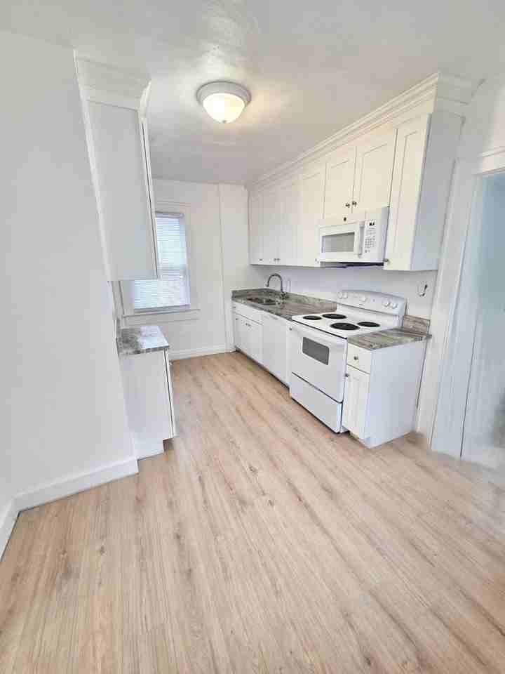 829 43rd St - Photo 3 of 50