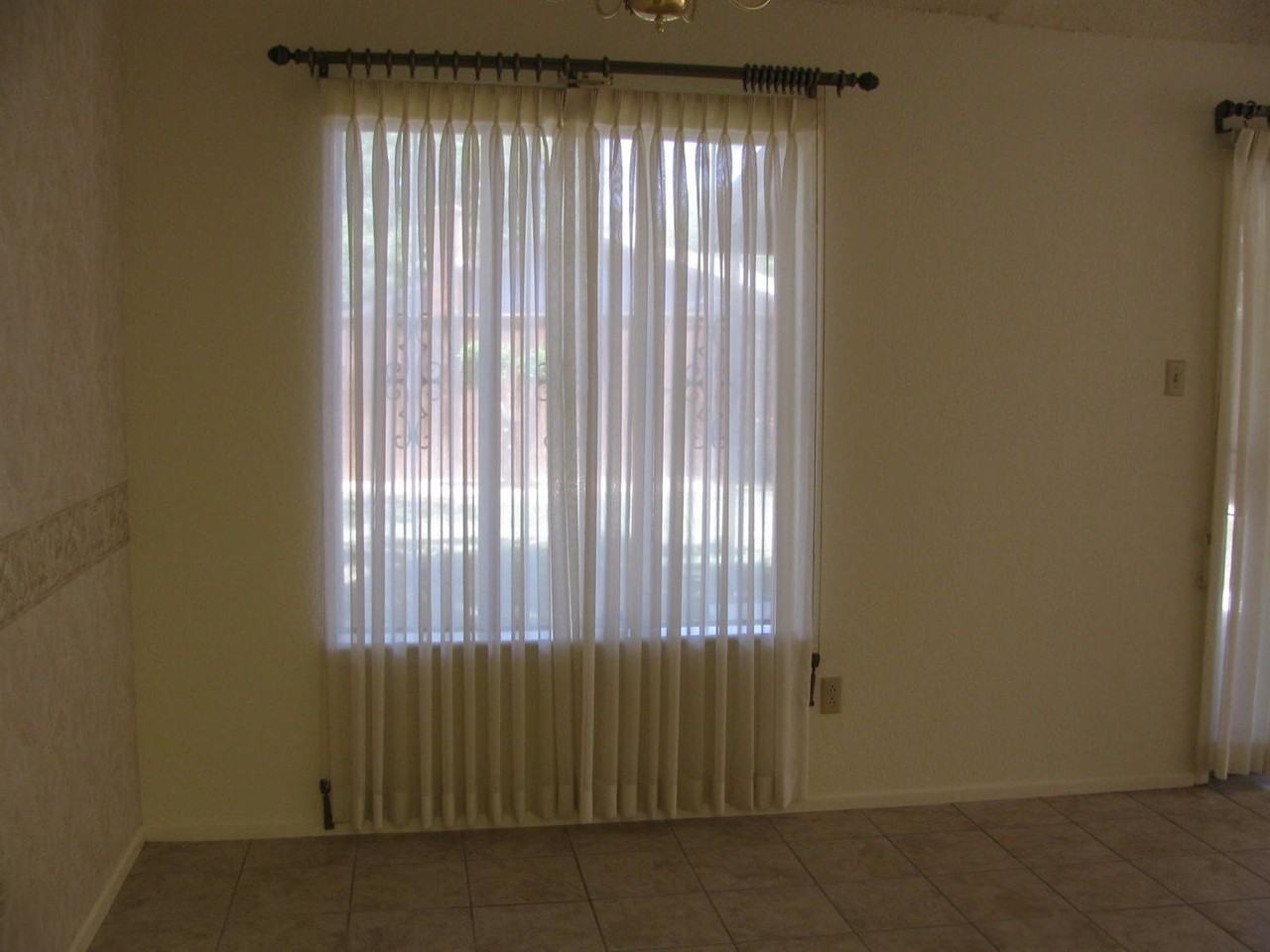 8207 Knoxville Dr - Photo 3 of 10