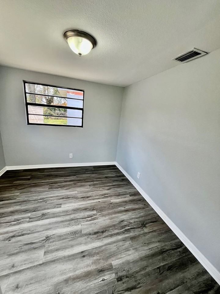 2554 Palm Dr Ne - Photo 2 of 7