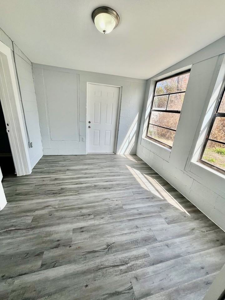 2554 Palm Dr Ne - Photo 3 of 7