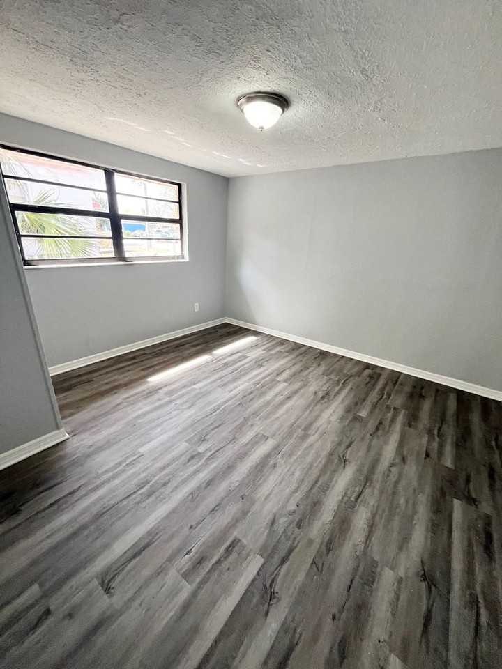 2554 Palm Dr Ne - Photo 4 of 7