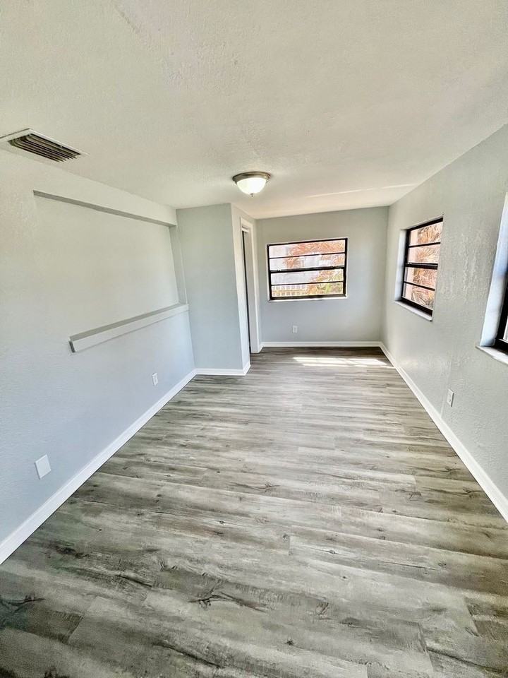 2554 Palm Dr Ne - Photo 5 of 7