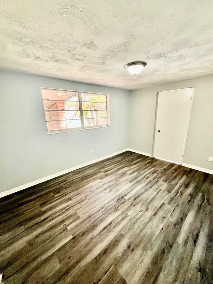 2554 Palm Dr Ne - Photo 6 of 7