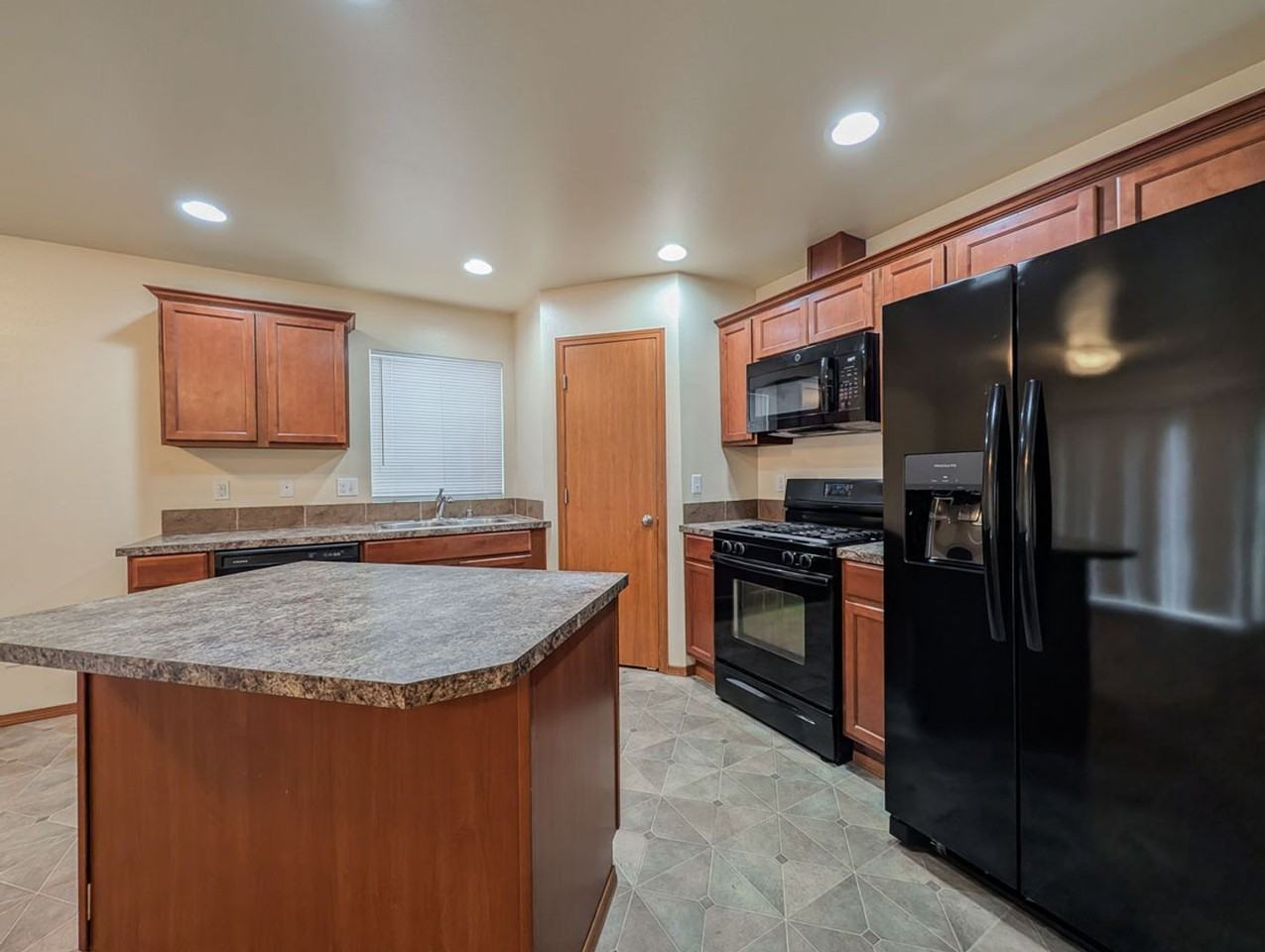 9830 28th Ave Se - Photo 3 of 17