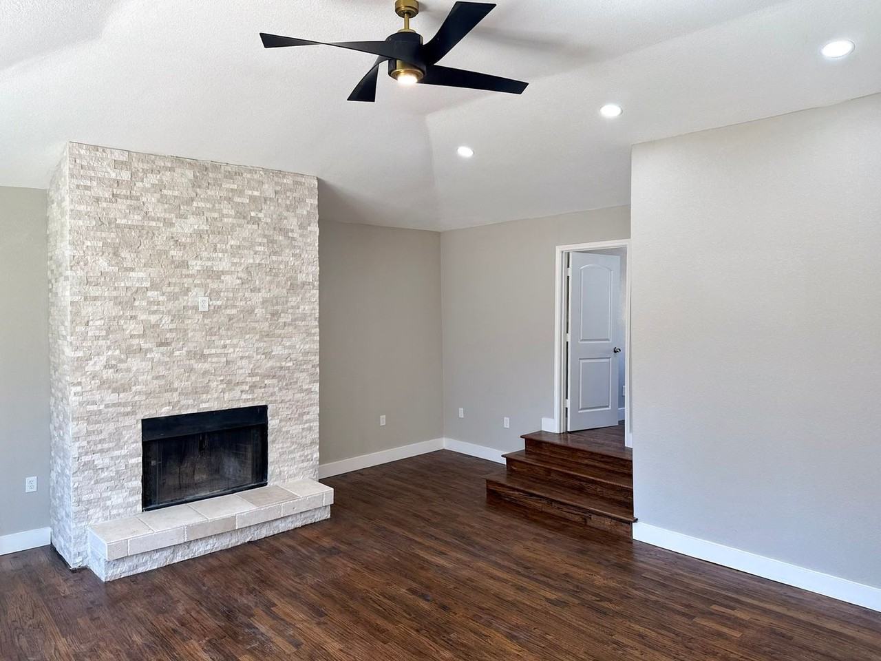 57252 Grove St - Photo 6 of 30