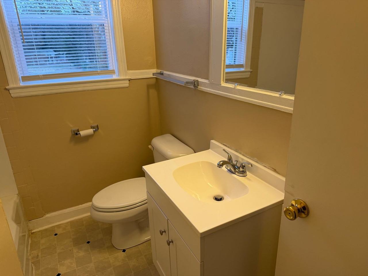 1011 Lomond Ave - Photo 6 of 9