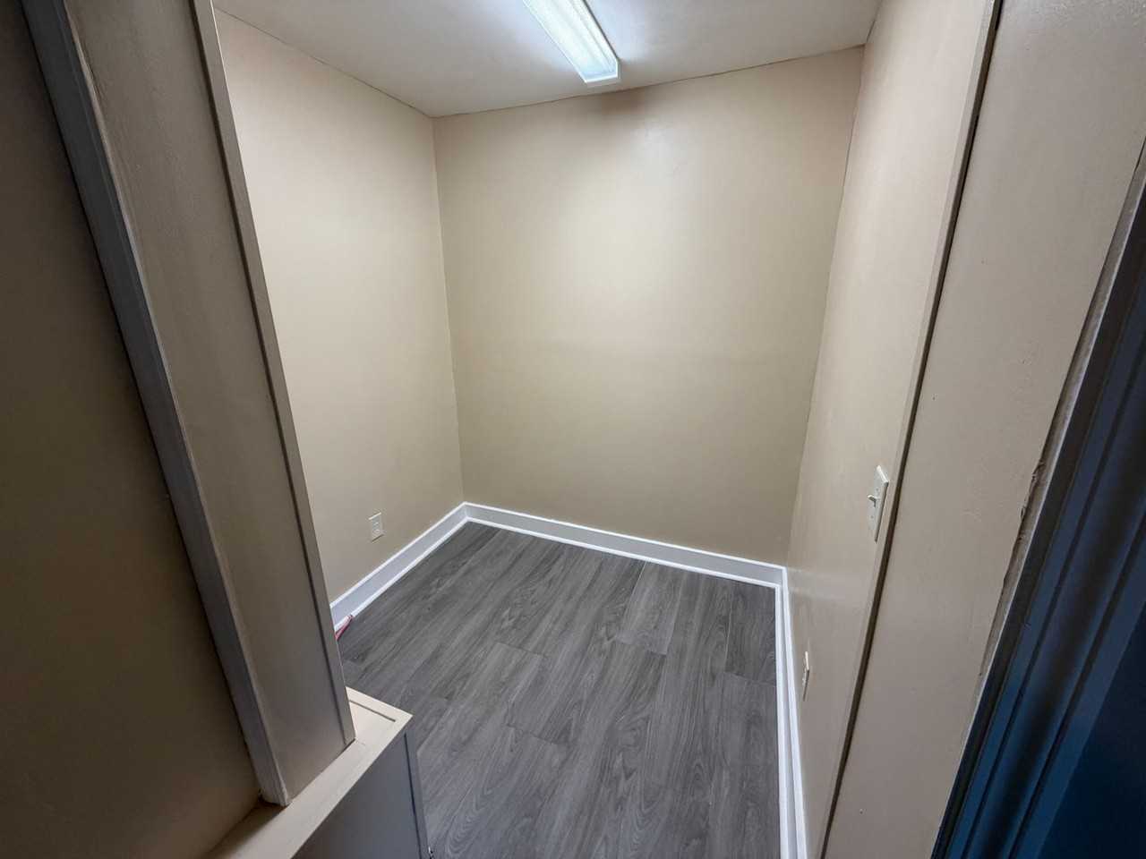 1011 Lomond Ave - Photo 7 of 9