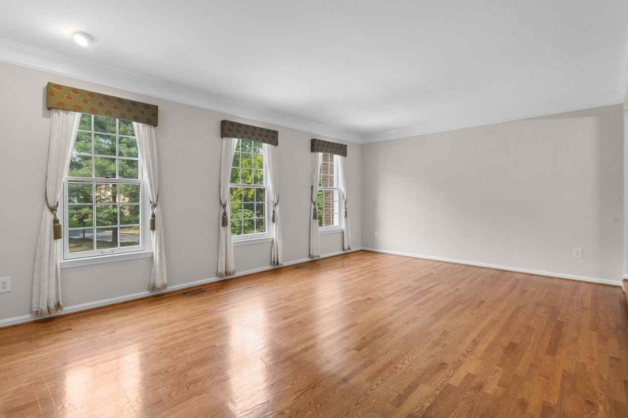 5902 Bloomingdale Ter - Photo 4 of 44