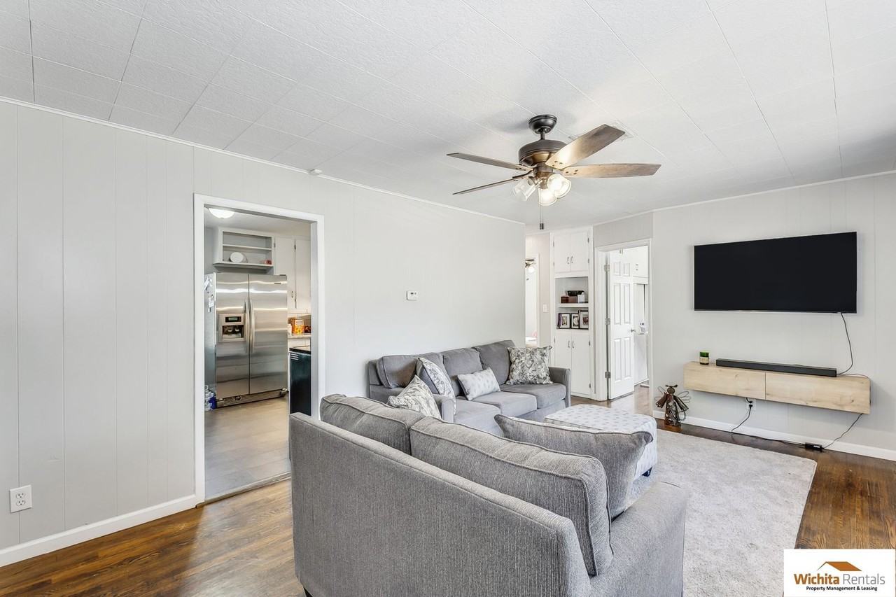 728 S Dodge Ave - Photo 3 of 11