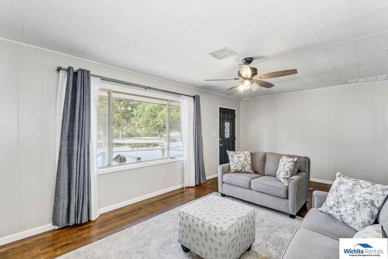 728 S Dodge Ave - Photo 4 of 11