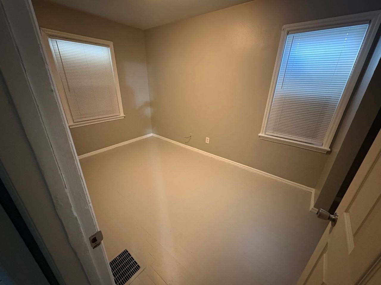 1373 Manchester Ave - Photo 4 of 8