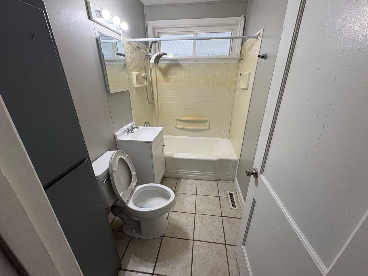 1373 Manchester Ave - Photo 5 of 8