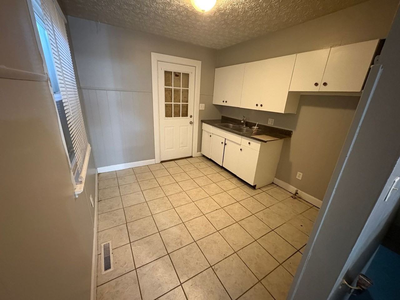 1373 Manchester Ave - Photo 6 of 8