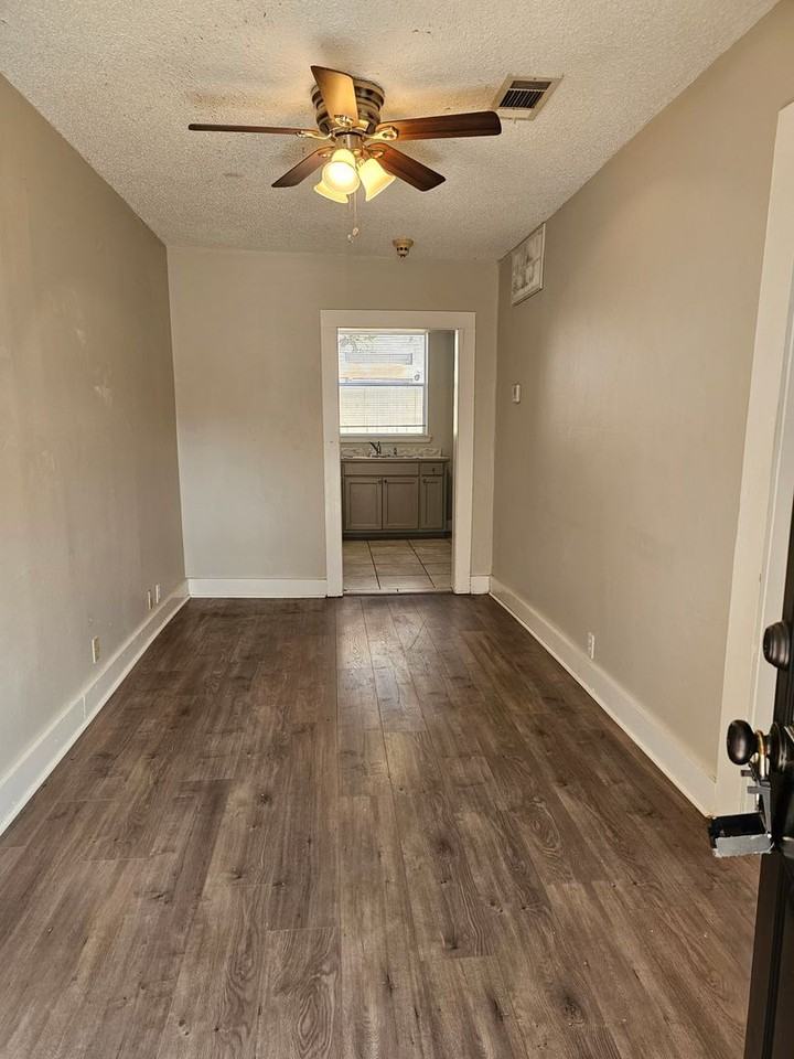 202 N Cypress St - Photo 2 of 9