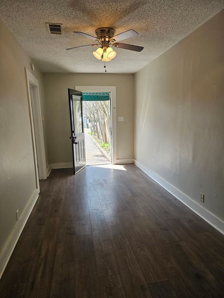 202 N Cypress St - Photo 3 of 9