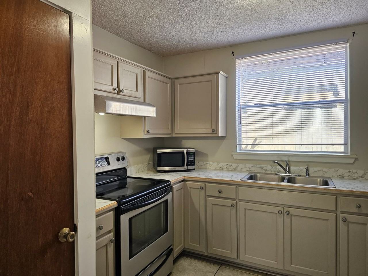 202 N Cypress St - Photo 4 of 9