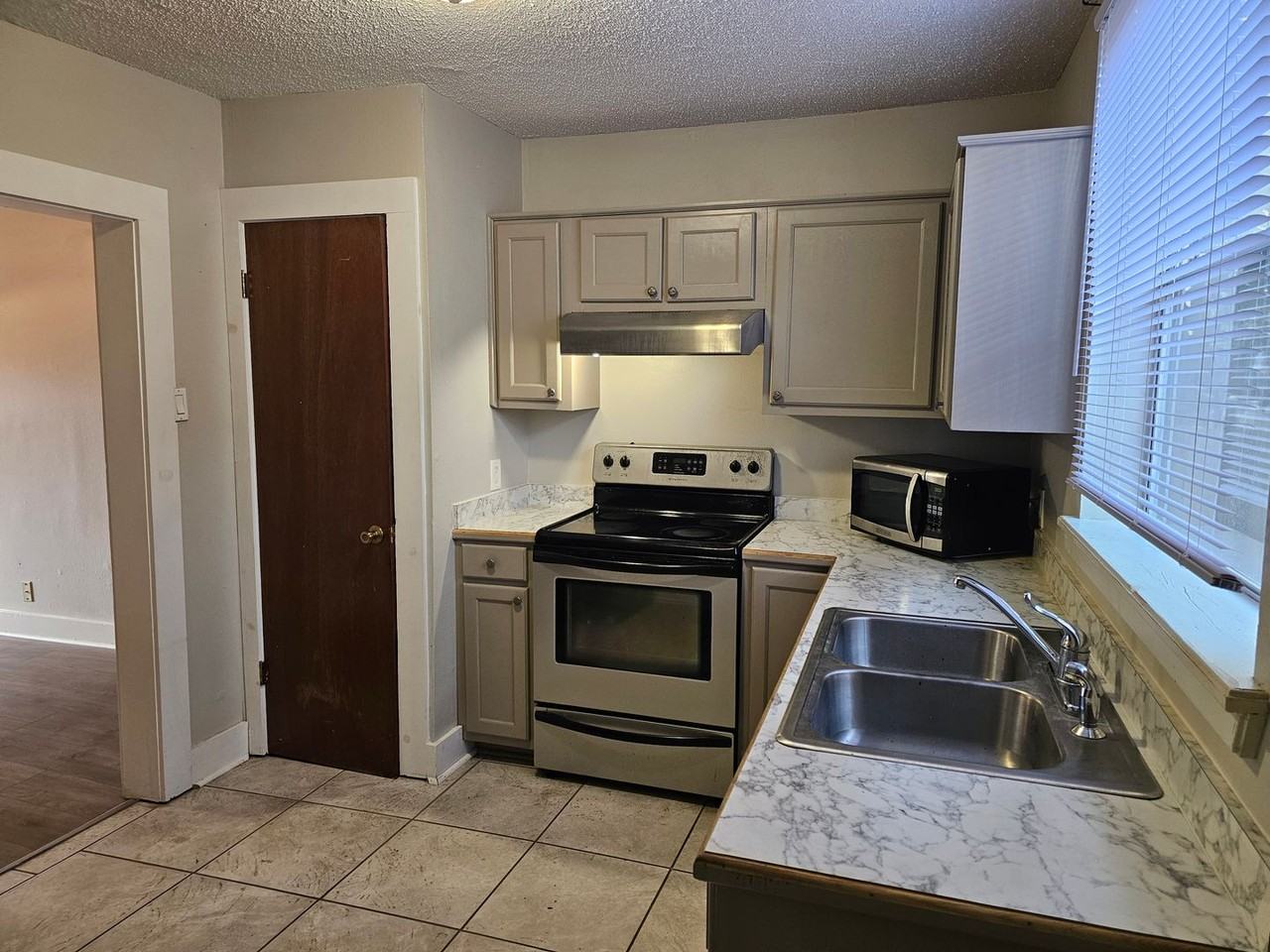 202 N Cypress St - Photo 6 of 9