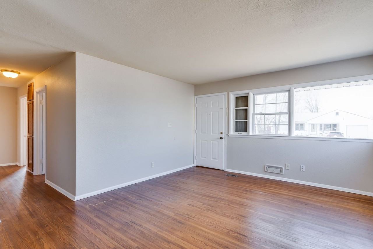 534 S Christine St - Photo 5 of 15