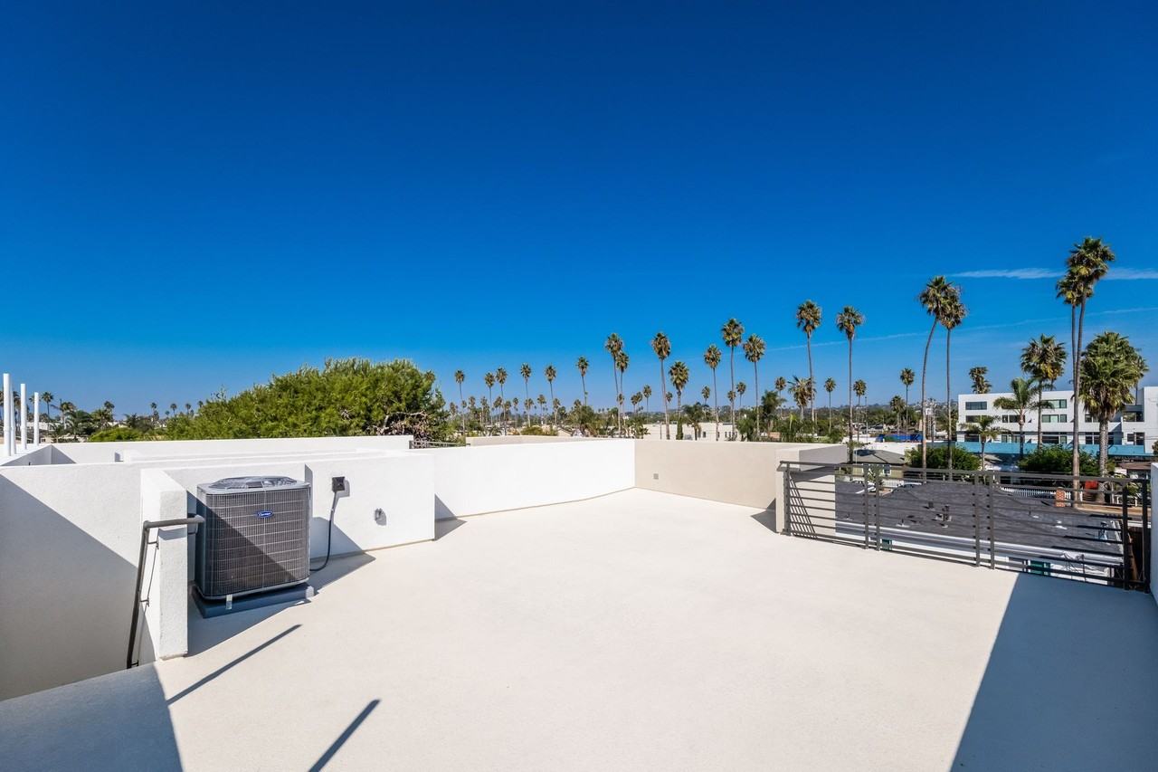 Gorgeous Brand New Townhomes in S Oceanside w/ Ocean Views! - Photo 5 of 9