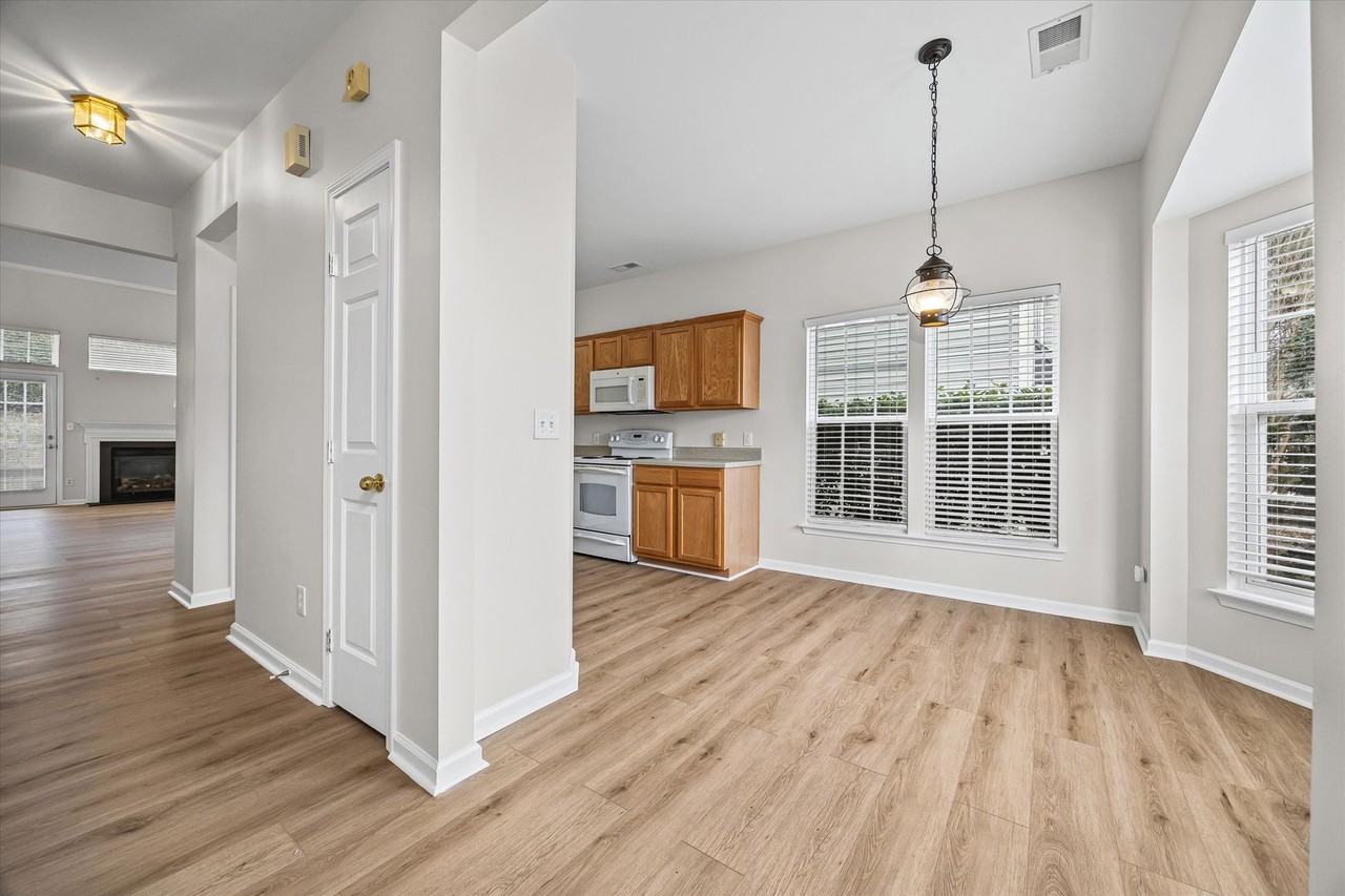 616 Bayou Cir - Photo 3 of 28