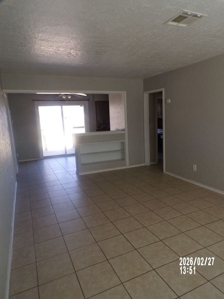 2803 Nw 23rd St - Photo 3 of 34