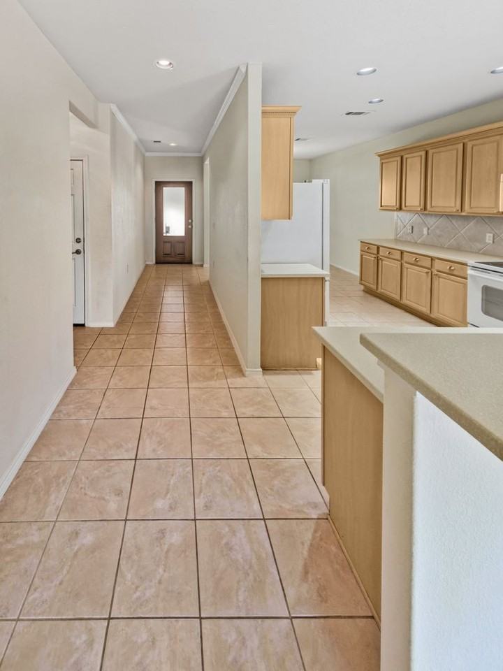 212 Summer Rd - Photo 5 of 36