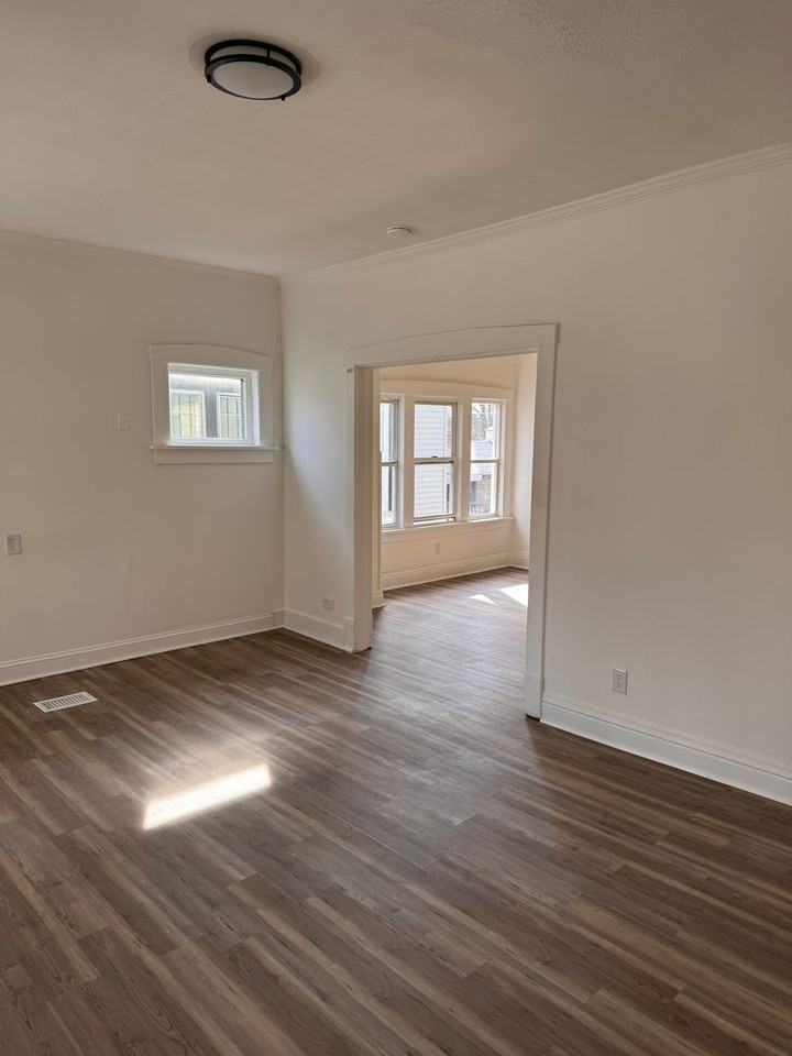 534 S Oakland Ave - Photo 2 of 11