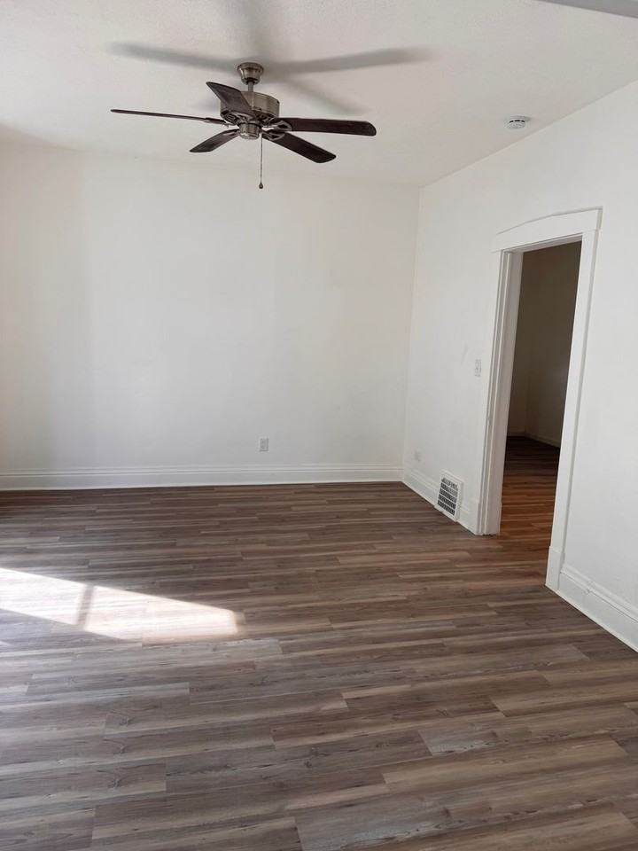 534 S Oakland Ave - Photo 3 of 11