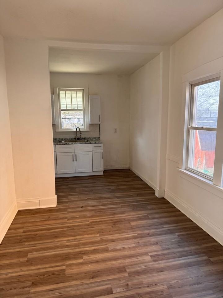 534 S Oakland Ave - Photo 4 of 11