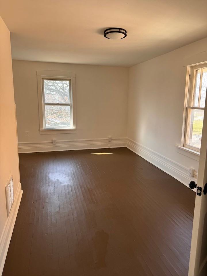 534 S Oakland Ave - Photo 7 of 11