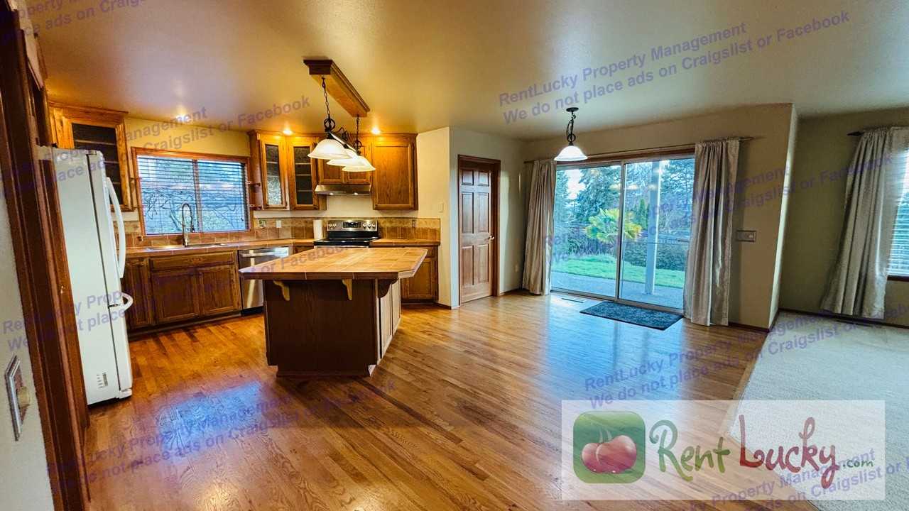 5216 Ridge Dr Ne - Photo 3 of 44