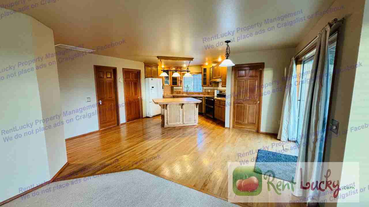 5216 Ridge Dr Ne - Photo 4 of 44