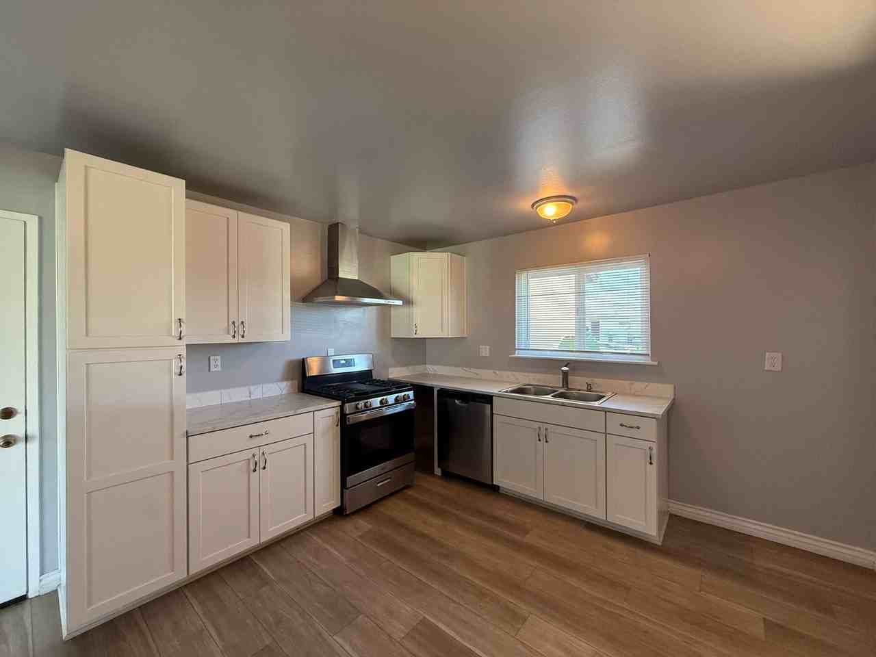 M12150 - Photo 6 of 50