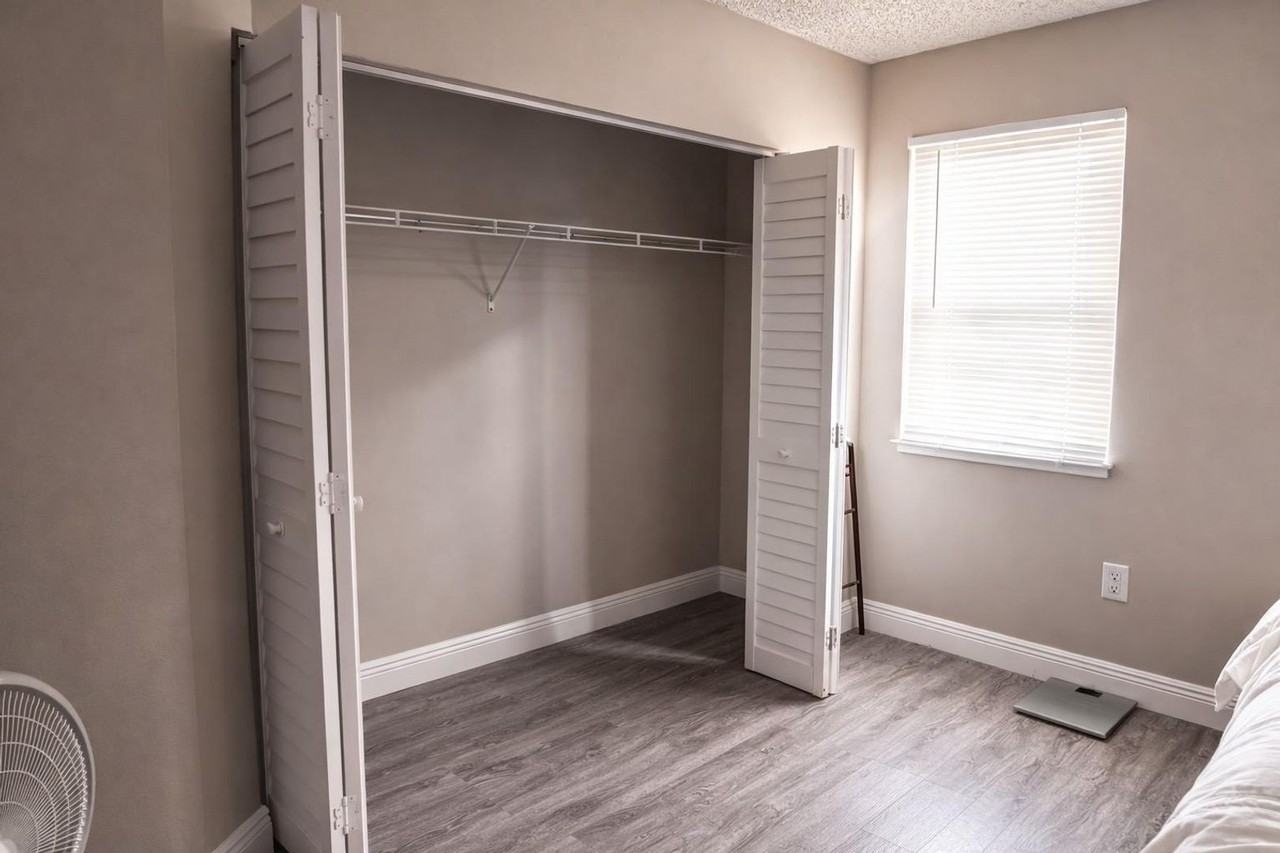 5065 Wiles Rd - Photo 4 of 10