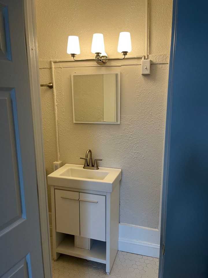 1105 Main St - Photo 5 of 9