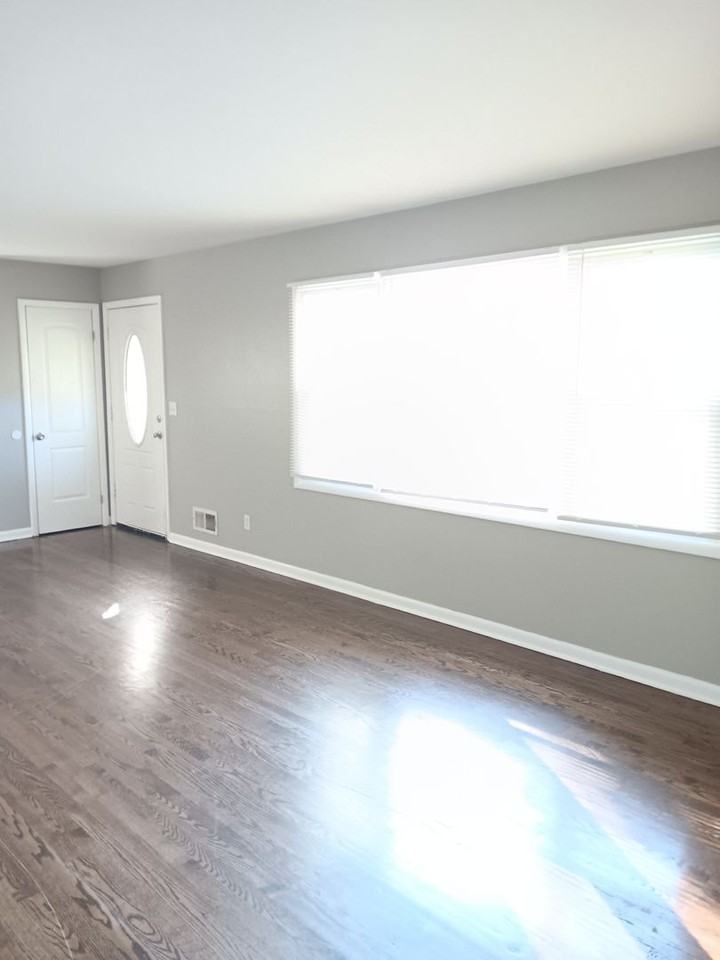 7601 White Oak Ave - Photo 2 of 12