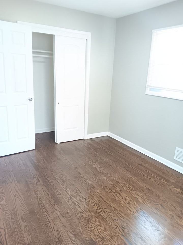 7601 White Oak Ave - Photo 4 of 12