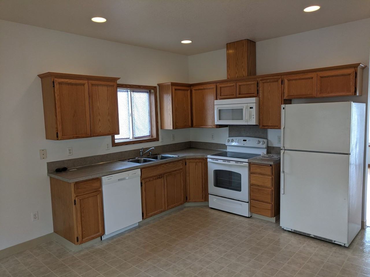 12422 Ne 19th St - Photo 5 of 10