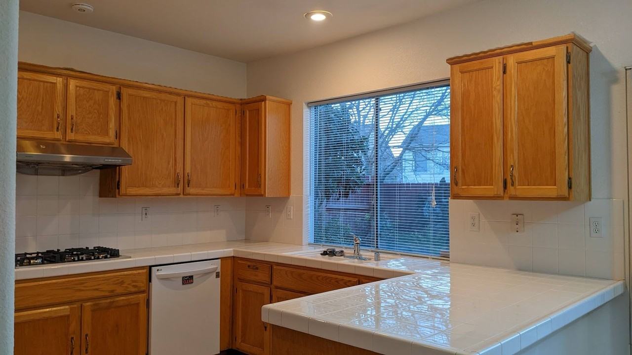 3402 Edgewater Pl - Photo 5 of 28