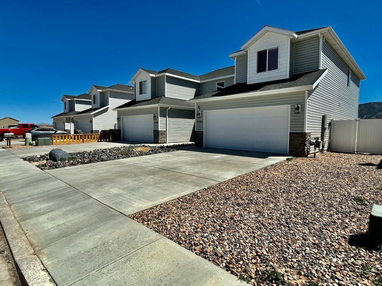 2728 N Clark Pkwy - Photo 2 of 25