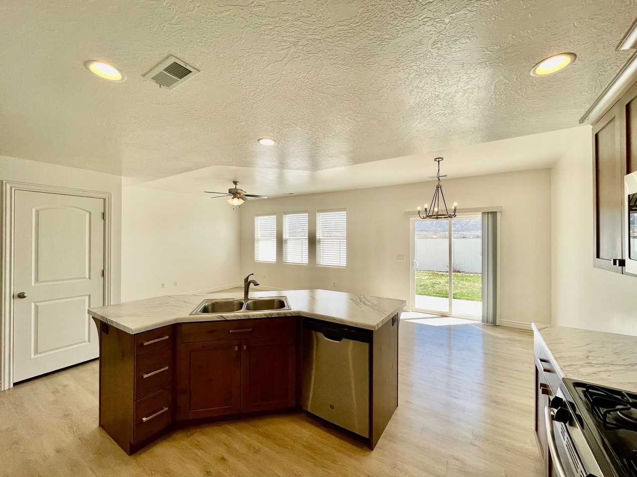 2728 N Clark Pkwy - Photo 6 of 25